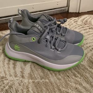 NWOB STEPHEN CURRY SNEAKERS SIZE 5.5Y lime green and grey